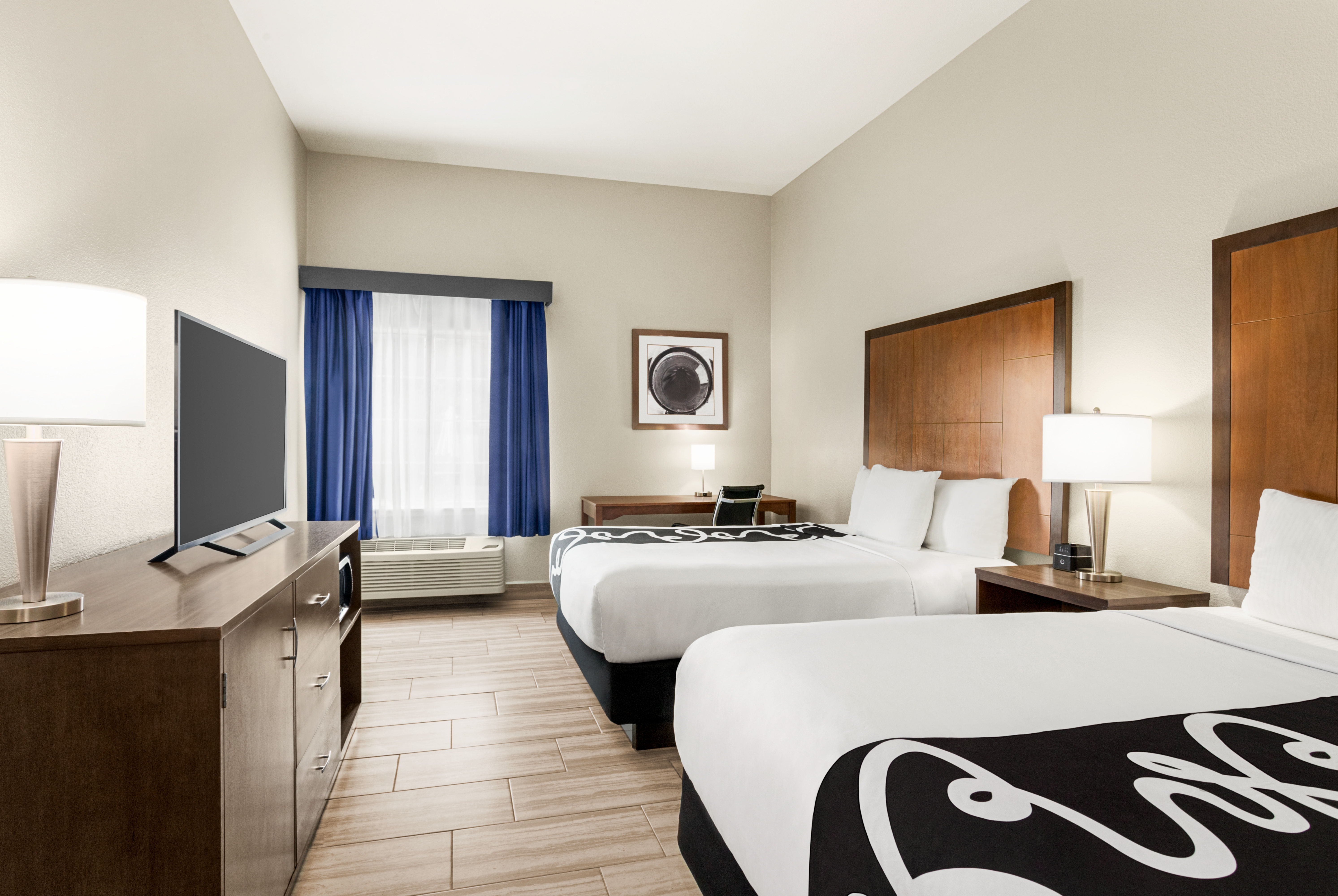 Queen bed guest room at the La Quinta Inn & Suites by Wyndham Brownsville North in Brownsville, Texas